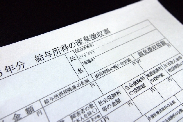 「キャバクラ派遣」26歳女性、源泉徴収票もらえないーー確定申告はどうすればいい?